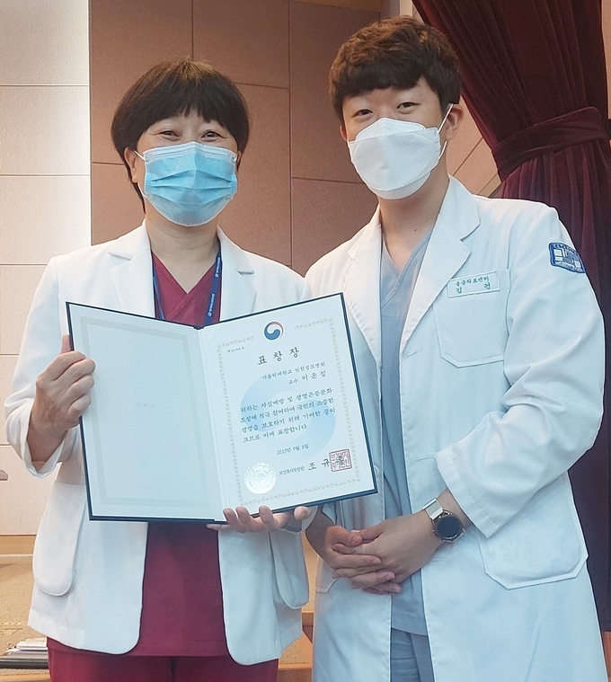 이운정 가톨릭대 인천성모병원 생명사랑위기대응센터장(왼쪽)이 보건복지부 장관 표창을 수상하고 기념촬영을 하고 있다.ⓒ인천성모병원 제공