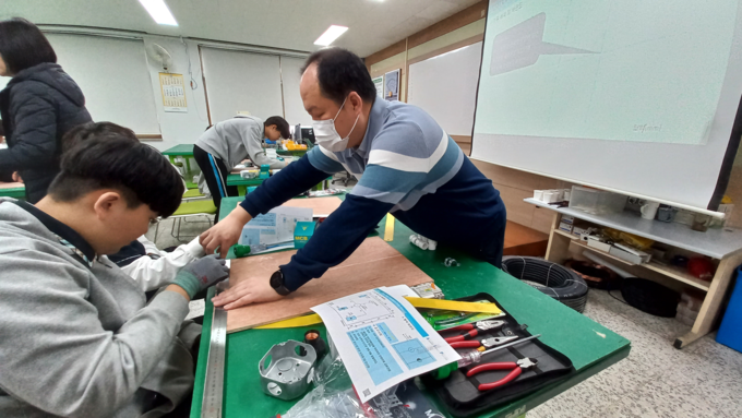 남인천폴리텍 스마트전기과 교수가 학생들을 지도하는 모습.ⓒ한국폴리텍대학 남인천캠퍼스 제공