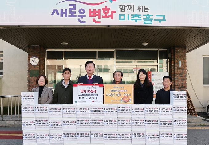 미추홀구에, 어려운 이웃을 위한 김치, 연탄 기부 등 온정의 손길 이어지고 있는 가운데 이영훈 구청장이 기부를 받고 있다. ⓒ 미추홀구 제공
