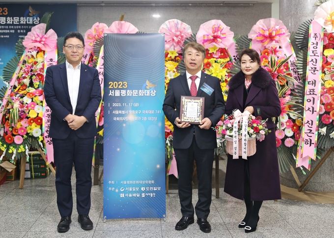 한전산업개발(주) 함흥규 대표(중앙) 한전산업개발 대외협력실 김린기 팀장(왼쪽)과 박신옥 대외협력실장(오른쪽)과 기념 촬영에 응하고 있다. ⓒ 한산 제공