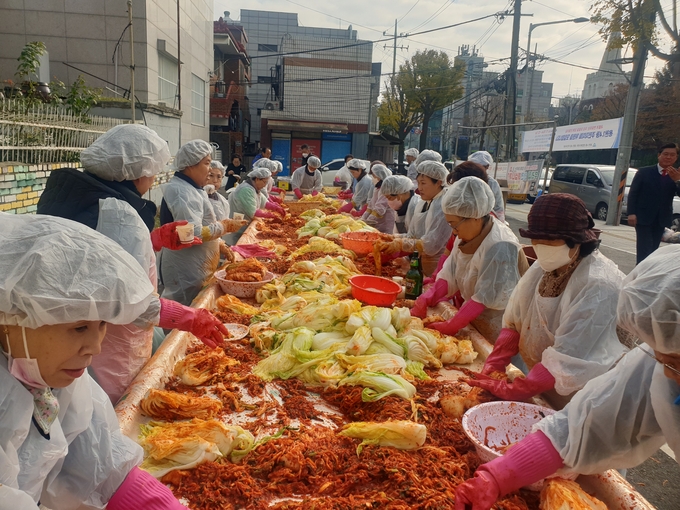 인천시 미추홀구 한마음 새마을금고가 ‘2023 사랑의 김장김치 담그기 행사’ 에 봉사자들이 속을 버물이고 있다. ⓒ 한마음 새마을금고 제공