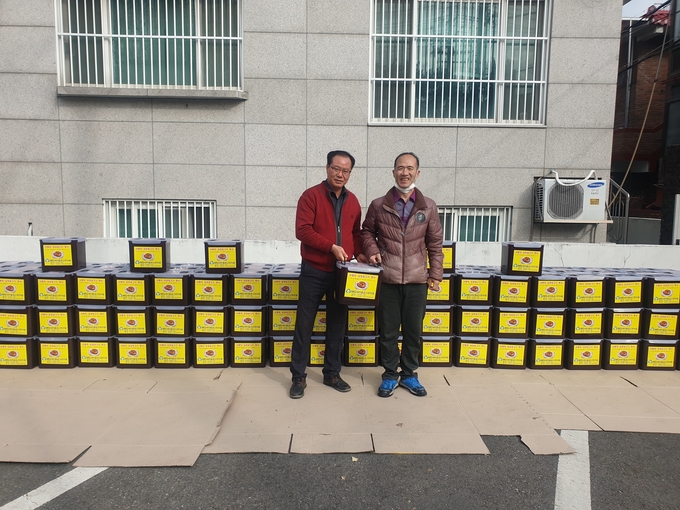 인천시 미추홀구 한마음 새마을금고 이현덕 이사장이 ‘2023 사랑의 김장김치 담그기 행사’ 가지고 있다. ⓒ 한마음 새마을금고 제공
