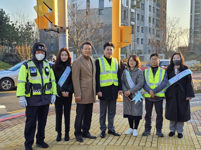 김정헌 구청장이 중산초 교통안전캠페인을 벌이고 있다 ⓒ 중구청 제공
