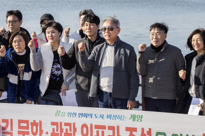 윤환 계양구청장, 계양 아라뱃길 문화·관광 인프라 조성 위해 우수사례 현장 방문하며 화이팅을 외치고 있다. ⓒ 계양구 제공