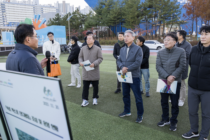 윤환 계양구청장, 계양 아라뱃길 문화·관광 인프라 조성 위해 우수사례 현장 방문해 브리핑을 듣고 있다. ⓒ 계양구 제공