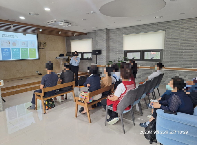 인천 서구, 노인복지시설 종사자 치매돌봄역량강화교육 실시하고 있다. ⓒ 인천서구청 제공