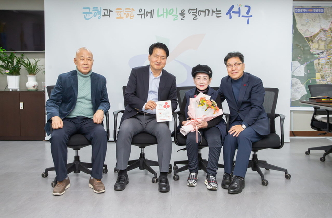 신흥균 단장 독립유공자 후손이, 강범석 서구창에 소중한 성금 전달하고 있다. ⓒ 서구청 제공