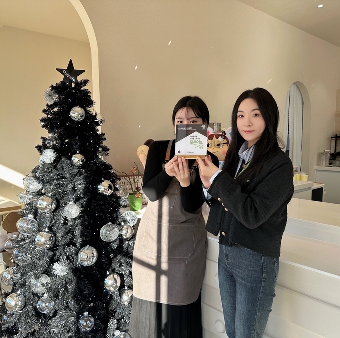 굿네이버스 경기남부지부가 사랑해베이글 화성봉담점에 좋은이웃가게 현판을 전달했다.ⓒ굿네이버스 경기남부지부 제공