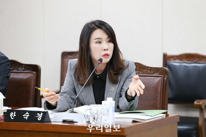한숙경 의원이 지난 21일 열린 에너지산업국 2024년 예산안 심사에서 신재생에너지 관련 현안에 대해 질의하고 있다.ⓒ전남도의회 제공