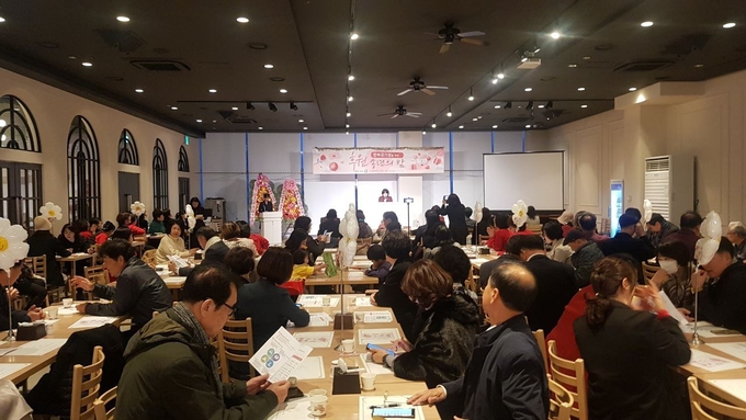 세계여성평화그룹 글로벌 9국 이 한부모가정을 위한 후원 송년의 밤을 개최하고 있다.ⓒ 우리일보 db