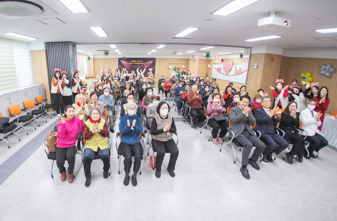 강범석 서구청장이, 치매가족 노래자랑 우리들의 블루스 '노래자랑에 함께하고 있다 ⓒ 서구청 제공