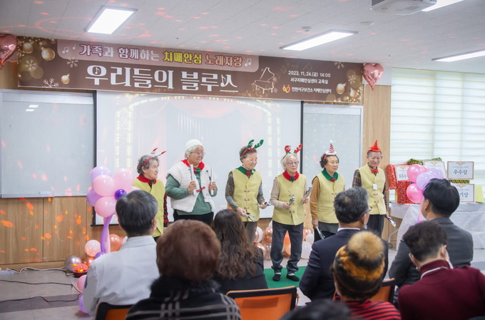 강범석 서구청장이, 참가한 가운데 치매가족 노래자랑 우리들의 블루스 '노래자랑을 하고 있다 ⓒ 서구청 제공