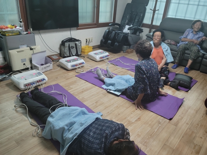 충주시가 의료기관 접근성이 떨어져 의료혜택을 받기 어려운 읍면지역 주민을 대상으로 순회 이동진료소를 운영했다.ⓒ충주시 제공