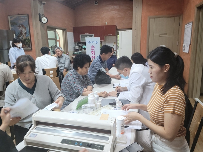 충주시가 의료기관 접근성이 떨어져 의료혜택을 받기 어려운 읍면지역 주민을 대상으로 순회 이동진료소를 운영했다.ⓒ충주시 제공
