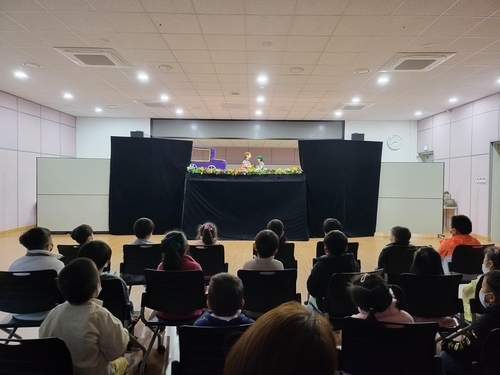 미추홀구 관교노인복지관 '승학골 인형극단' 펼치고 있다.ⓒ 미추홀구 제공