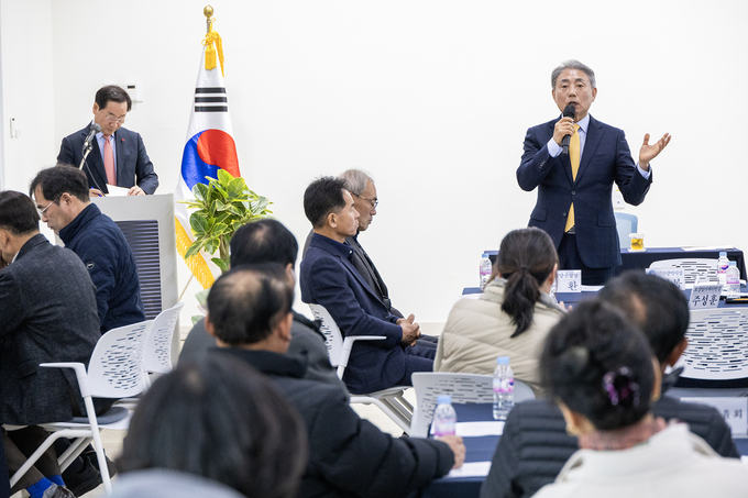 윤환 계양구청장이, 유정복 인천시장과 함께하는 ‘마을 안으로, 시민 속으로’ 계양1동 통합회의 개최함며 기념촬영을 하고 있다. ⓒ 계양구 제공