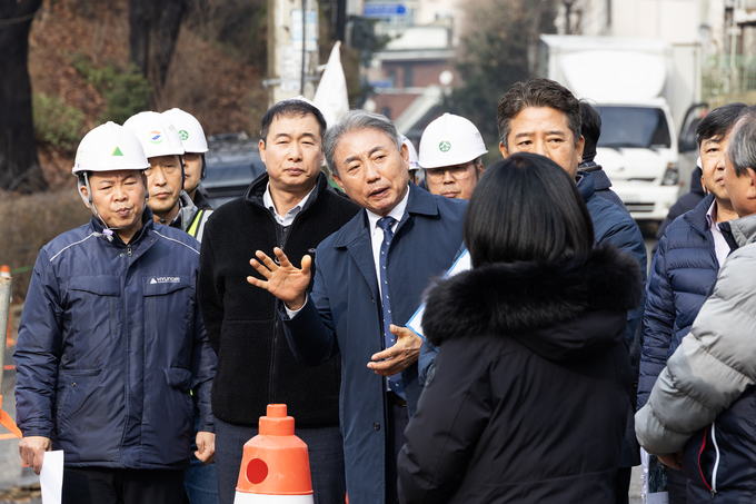 윤환 계양구청장, 민원현장 찾아 구민과의 소통 행보 이어가고 있다. ⓒ 계양구 제공