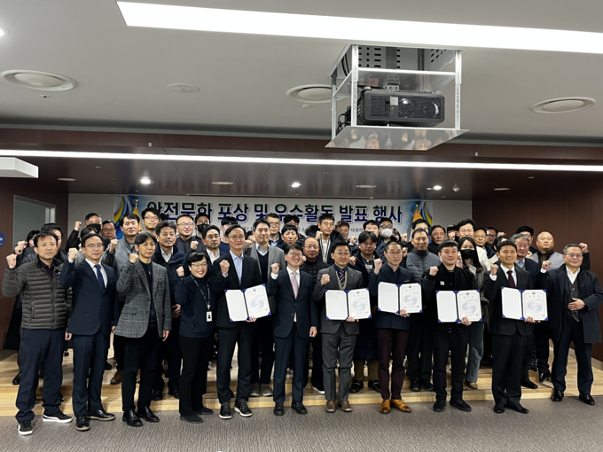 정부인천지방합동청사에서 열린 안전문화 포상 및 우수활동 발표 행사 기념촬영 모습.ⓒ중부지방고용노동청