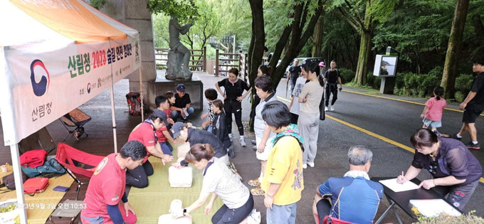 '2023 숲길 안전 캠페인' 금오산 응급처치 심폐소생술 교육 및 체험 모습.ⓒ대한산악연맹 제공