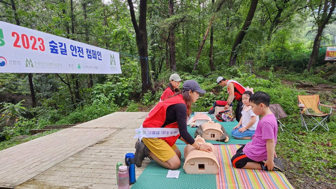 '2023 숲길 안전 캠페인' 경기 검단산 응급처치 심폐소생술 교육 및 체험 모습.ⓒ대한산악연맹 제공