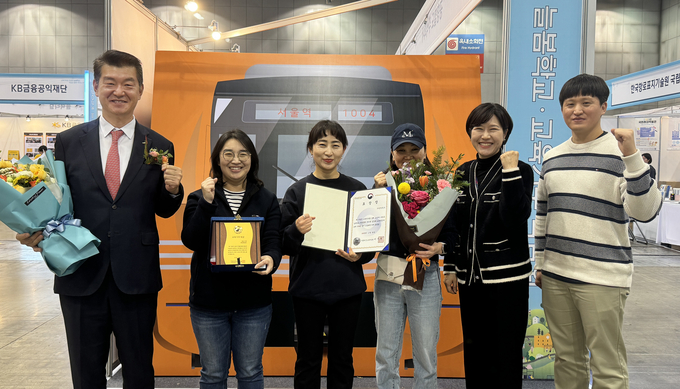 김종대 공항철도 부사장(왼쪽 첫 번째)과 직원들이 교육기부대상을 수상하고 기념사진을 촬영하고 있다. ⓒ 공항철도 제공