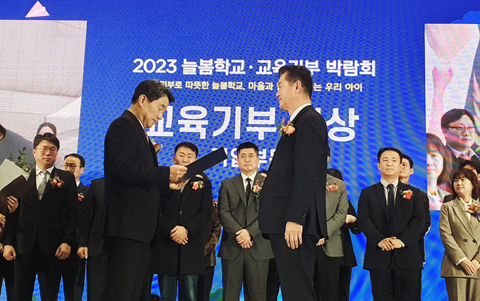 김종대 공항철도 부사장(오른쪽)이 교육기부대상을 수상하고 있다. ⓒ 공항철도 제공