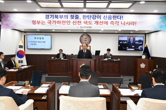 동두천시, 2024년도 예산안 5,742억 원 편성에 박형덕 시장이 의회에서 발언을 하고 있다. ⓒ 동두천시 제공