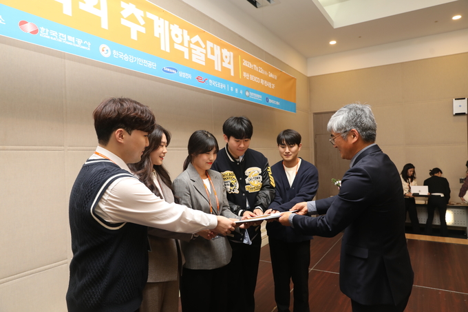 “제9회 위험성평가 경진대회대상”박희경, 정시우, 최유정, 전민재, 고성협 수상하고 있다. ⓒ 인천대 제공
