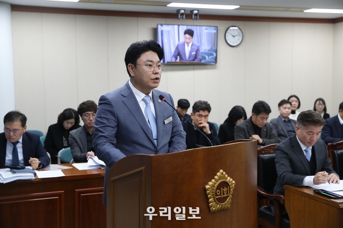 김호진의원이 대표발의를 하고 있다.