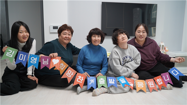 미추홀 푸르내 최은선 생활지도사와 인천시장애인주거전환지원센터 (사진 왼쪽부터) 이문영 사회복지사, 이영임 장애인활동지원사, 김미영 씨, 미추홀 푸르내 이상주 간호조무사가 지원주택으로 이사한 뒤 기념촬영을 하고 있다.ⓒ 인천사회서비스원 제공