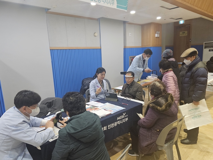 한국건강관리협회 인천광역시지부가 숭의종합사회복지관 개관 14주년 기념행사에 참여해 건강캠페인을 진행하고 있다.ⓒ한국건강관리협회 인천광역시지부 제공