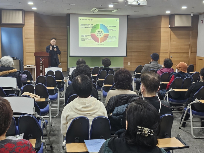 한국건강관리협회 인천시지부가 숭의종합사회복지관과 연계해 건강관리 공개강좌를 실시하고 있다. ⓒ 한국건강관리협회 인천시지부 제공