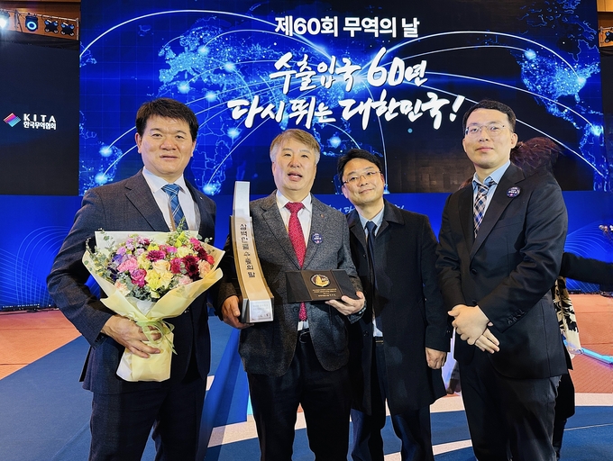 한전산업개발(주) 함흥규 대표(두 번째)가 5일 개최된 ‘제60회 무역의 날 기념식’에서 ‘3백만불탑’을 수상한 후 한전산업 임직원들과 기념 촬영에 응하고 있다. ⓒ 한전산업개발 제공