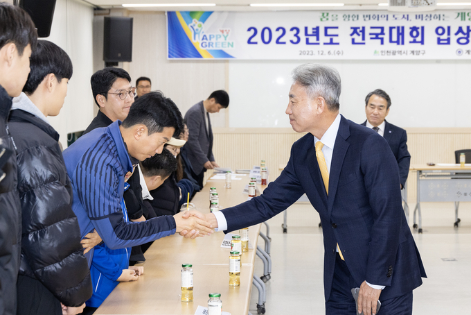 윤환 구청장, 2023년도 전국대회 입상 선수와 지도자 격려하고 있다. ⓒ 계양구 제공