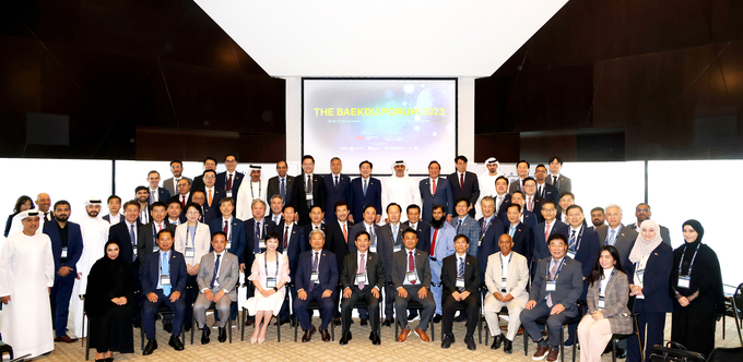 중소기업중앙회가 두바이상공회의소와 공동으로 두바이상공회의소(Dubai Chambers) 13층 컨퍼런스홀에서 2023 백두포럼을 진행하고 기념촬영을 하고 있다.ⓒ중기중앙회 제공