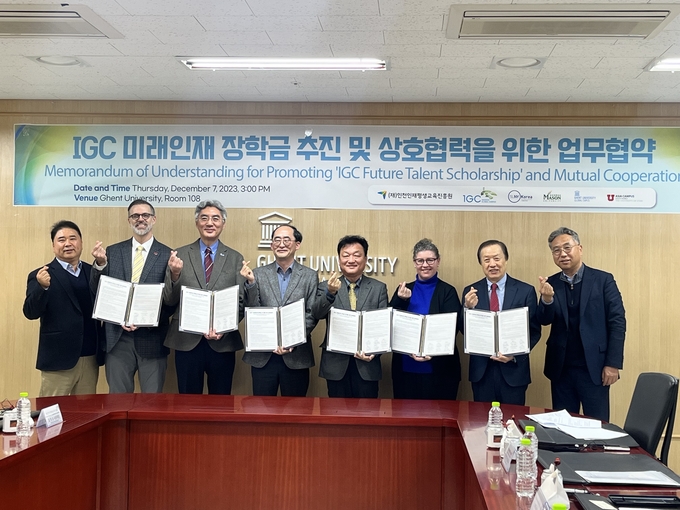 인천글로벌캠퍼스운영재단이 5개 입주대학(한국뉴욕주립대(SBU, FIT), 한국조지메이슨대학교, 겐트대학교 글로벌캠퍼스, 유타대학교 아시아캠퍼스)및 인천인재평생교육진흥원과 업무협약을 체결하고 기념촬영을 하고 있다.ⓒ인천글로벌캠퍼스운영재단 제공