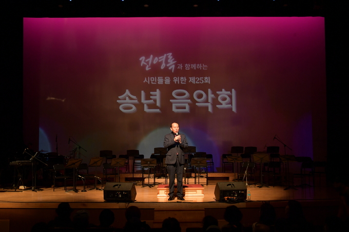 박형덕 동두천시장이 송년음악회에서 인사말을 하고 있다. ⓒ 동두천시 제공