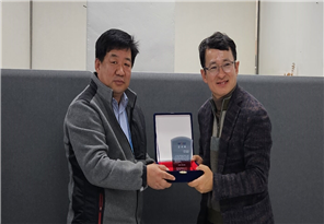 수여 사진, 전기안심건물인증 동판 ⓒ 인천도시공사 제공