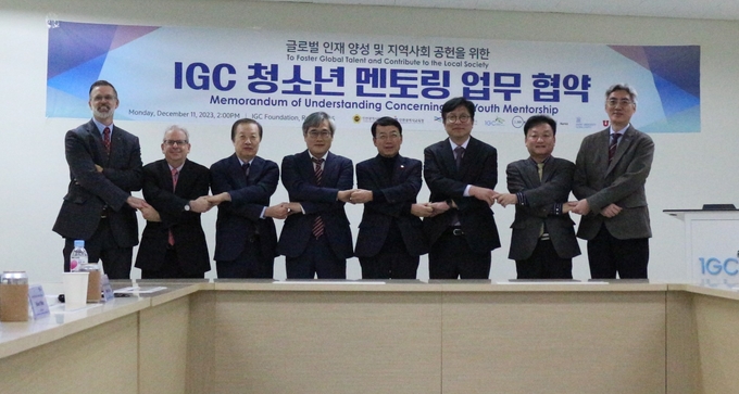 한태준 겐트대 글로벌캠퍼스 총장, 허식 시의회 의장, 도성훈 교육감, 김진용 청장. 박병근 IGC운영재단 대표, 아써 리 한국뉴욕주립대 총장, 로버트 매츠 한국조지메이슨대 대표, 그레고리 힐 유타대 아시아캠퍼스 대표 등이 참석하고 있다. ⓒ 겐트대 제공