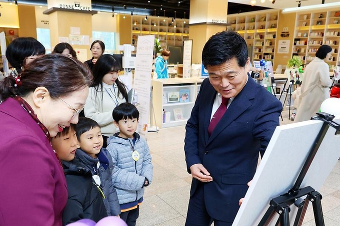 박종효 남동구청장이 2023년 남동구 행복한 우리 아이 사진전 개최에 참관하고 있다. ⓒ 남동구 제공