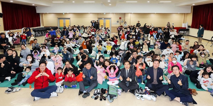 박종효 남동구청장과 오용환 의장이 2023년 남동구 행복한 우리 아이 사진전 개최에 함께하고 있다. ⓒ 남동구 제공
