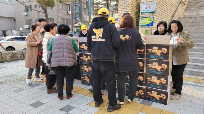 스바보다러시아어권지원센터가 함박종합사회복지관에서 크리스마스 연말행사를 진행하고 있다.ⓒ스바보다러시아어권지원센터 제공