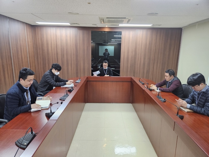 인천신용보증재단이 내부성과평가개선을 위하 회의를 개최하고 있다. ⓒ 
