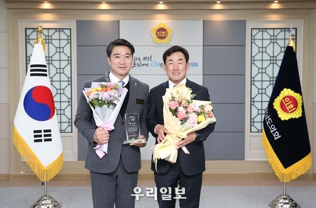 박선준 전남도의회 의원이 협중앙회장으로부터 감사패를 전달받고 기념촬영을 하고있다.ⓒ전남도의회 제공