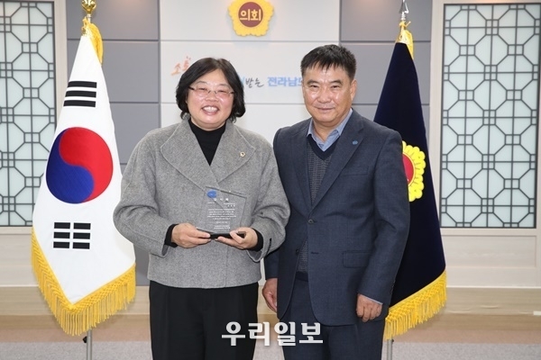 장은영 전남도의원(왼쪽)이 (사)한국수산업경영인 전라남도연합회로 부터 감사패를 전달받고 기념촬영을 하고 있다.ⓒ전남도의회 제공