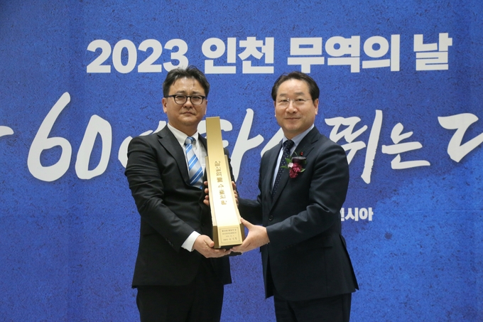 홍욱표 경영지원 실장이 2023 인천 무역의 날 행사에서 유정복 시장으로 부터 ‘30억불 수출의 탑’을 수상하고 있다, ⓒ SK인천석유화삭 제공