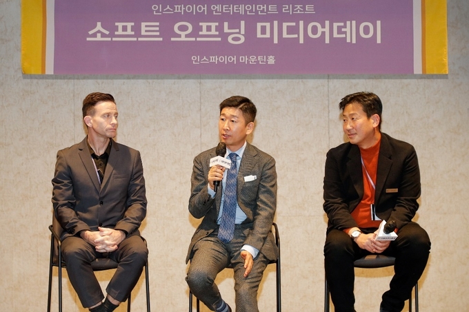 모히건 인스파이어 소프트 오프닝 미디어 데이에서 첸 시 사장과 마이클 젠슨 마케팅총괄책임자, 장현기 인스파이어 아레나 상무가 기자들의 질문에 답하고 있다 ⓒ 우리일보db