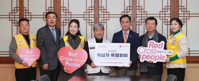 정장선 평택시장이 정장선 시장과 이재정 대한적십자사 경기도지사 회장, 이필욱 경기도지사 부회장, 권홍화 봉사회 평택지구협의회 회장, 김두호 남부봉사관장 등이 참석한 가운데 2024년 적십자 특별회비 전달식을 가지고 있다. ⓒ 평택시 제공