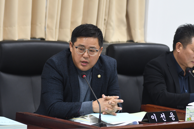 미추홀구의회가 제277회 정례회 기간 중 제7차 기획행정위원회에서 전세사기 지원 대책 촉구 결의문 채택의 건을 상정하고 있다. ⓒ 미추홀구의회 제공