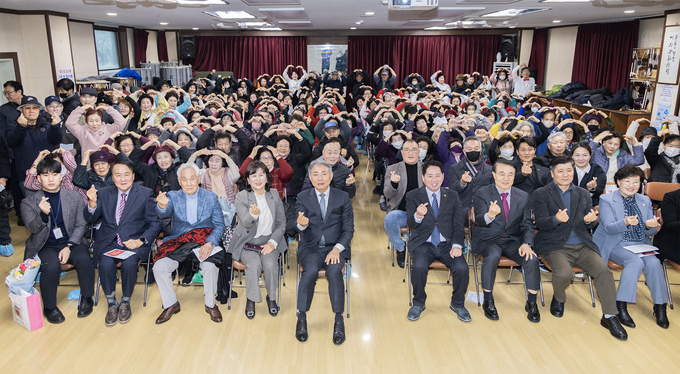 윤환 계양구청장이 계산노인문화센터, 2023년 사회교육 프로그램 종강식과 발표회 개최 후 기념촬영을 하고 있다. ⓒ 계양구 제공